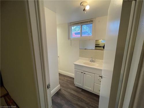 75 Cedar Street, Guelph, ON - Indoor Photo Showing Bathroom