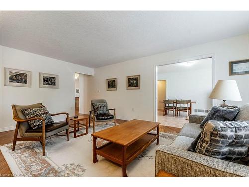 82 White Pine Way, Guelph, ON - Indoor Photo Showing Living Room