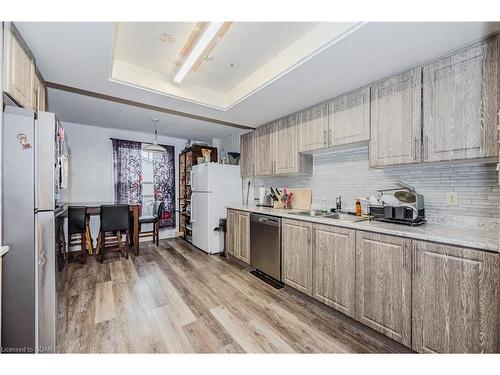 43-141 Janefield Ave Avenue, Guelph, ON - Indoor Photo Showing Kitchen With Double Sink