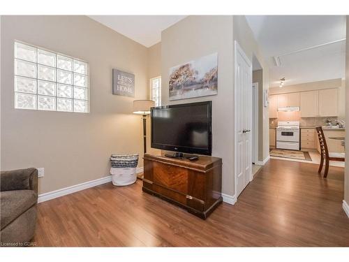 120-760 Woodhill Drive, Fergus, ON - Indoor Photo Showing Living Room