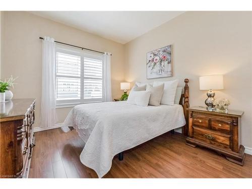 120-760 Woodhill Drive, Fergus, ON - Indoor Photo Showing Bedroom