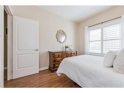 120-760 Woodhill Drive, Fergus, ON - Indoor Photo Showing Bedroom