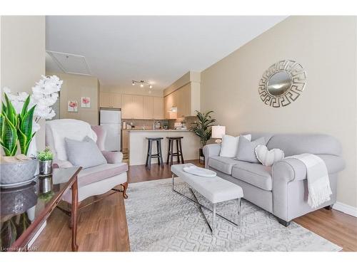 120-760 Woodhill Drive, Fergus, ON - Indoor Photo Showing Living Room