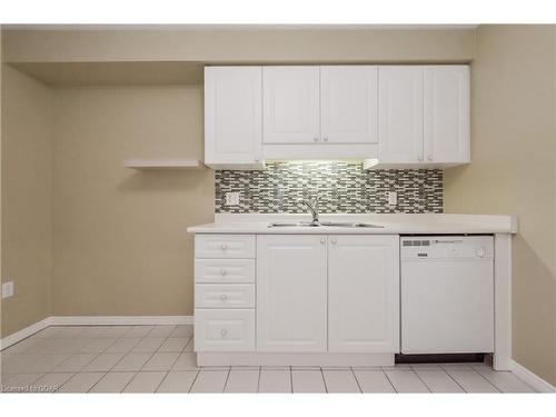 102-245 Queen Street West, Fergus, ON - Indoor Photo Showing Kitchen