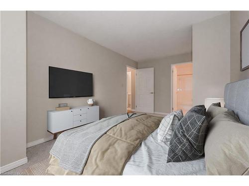 102-245 Queen Street West, Fergus, ON - Indoor Photo Showing Bedroom