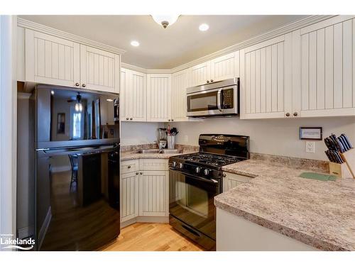 105-8-1052 Rat Bay Road, Lake Of Bays (Twp), ON - Indoor Photo Showing Kitchen