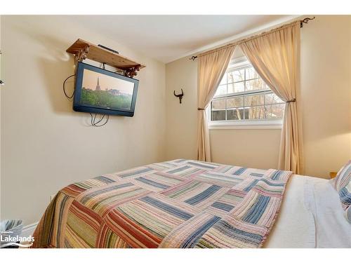 105-8-1052 Rat Bay Road, Lake Of Bays (Twp), ON - Indoor Photo Showing Bedroom