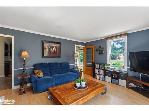 8870 County 93 Road, Midland, ON - Indoor Photo Showing Living Room