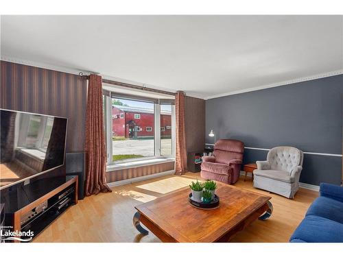 8870 County 93 Road, Midland, ON - Indoor Photo Showing Living Room