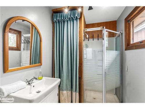 38 Sr405 Severn River Shore, Muskoka Lakes Twp, ON - Indoor Photo Showing Bathroom
