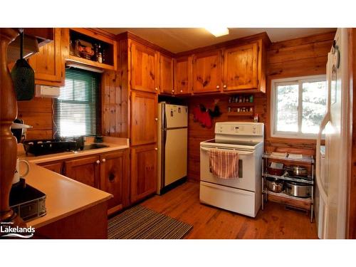 4352 124 County Road, Clearview, ON - Indoor Photo Showing Kitchen