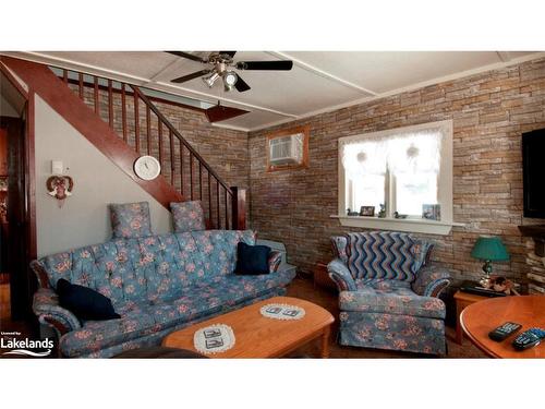 4352 124 County Road, Clearview, ON - Indoor Photo Showing Living Room