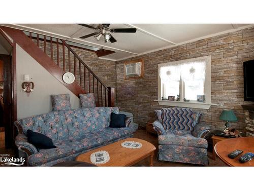 4352 124 County Road, Clearview, ON - Indoor Photo Showing Living Room