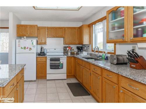 382 60 Highway, Huntsville, ON - Indoor Photo Showing Kitchen