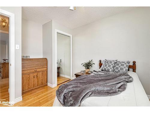 2 Campbell Street, Collingwood, ON - Indoor Photo Showing Bedroom