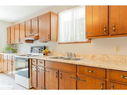 38 2Nd Street W, Owen Sound, ON - Indoor Photo Showing Kitchen With Double Sink