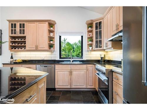 20 Trails End, Collingwood, ON - Indoor Photo Showing Kitchen
