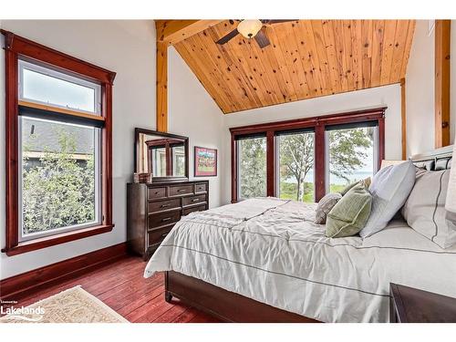 214 Hidden Lake Road, The Blue Mountains, ON - Indoor Photo Showing Bedroom