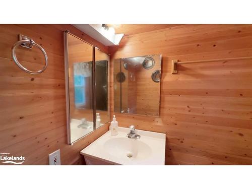 8894 Go Home Lake Shore, Georgian Bay Twp, ON - Indoor Photo Showing Bathroom