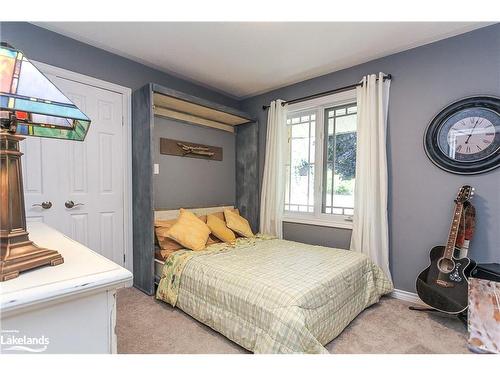114 Wasaga Sands Drive, Wasaga Beach, ON - Indoor Photo Showing Bedroom