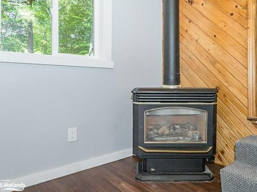 125 Oakwood Drive, Gravenhurst, ON - Indoor Photo Showing Living Room With Fireplace