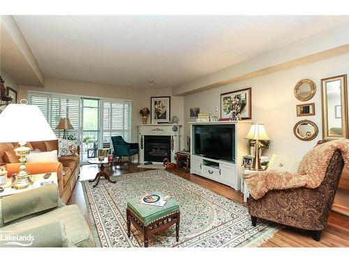 7-20 Mulligan Lane, Wasaga Beach, ON - Indoor Photo Showing Living Room With Fireplace