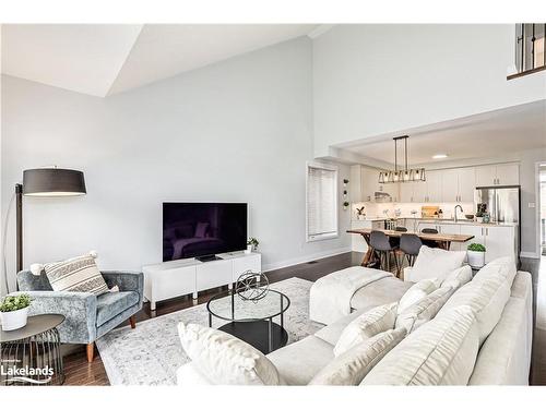 87 Mclean Avenue, Collingwood, ON - Indoor Photo Showing Living Room