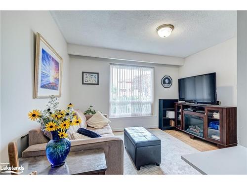 6872 Darcel Avenue, Mississauga, ON - Indoor Photo Showing Living Room