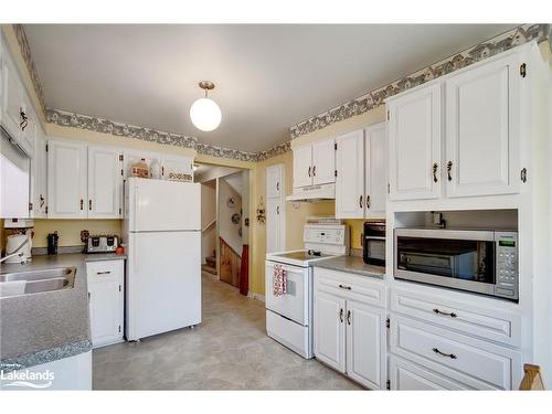 4295 Southwood Road, Torrance, ON - Indoor Photo Showing Kitchen With Double Sink