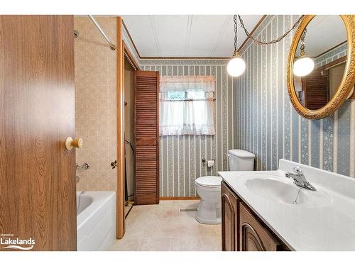 4 Circle Drive, Lindsay, ON - Indoor Photo Showing Bathroom