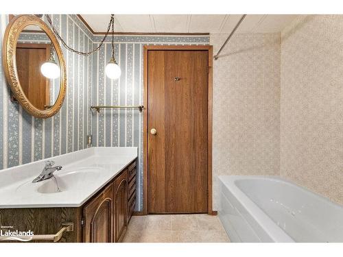 4 Circle Drive, Lindsay, ON - Indoor Photo Showing Bathroom
