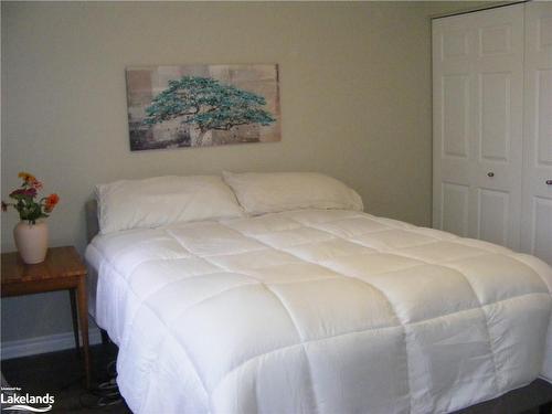 12 Riverdale Drive, Wasaga Beach, ON - Indoor Photo Showing Bedroom