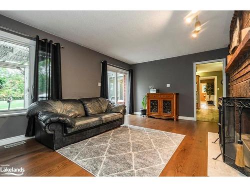 4060 10Th Side Road, Bradford, ON - Indoor Photo Showing Living Room