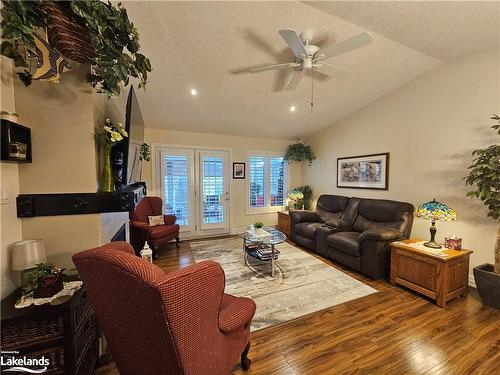 157 New York Avenue, Wasaga Beach, ON - Indoor Photo Showing Living Room