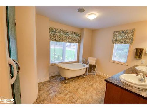 420 Cedar Lane, Bracebridge, ON - Indoor Photo Showing Bathroom