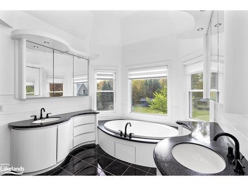 7833 Poplar Sideroad, Clearview, ON - Indoor Photo Showing Bathroom