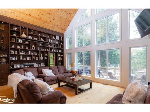 1010 Ransbury Road, Port Carling, ON - Indoor Photo Showing Living Room