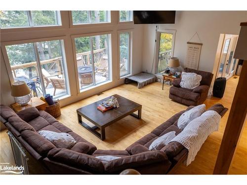 1010 Ransbury Road, Port Carling, ON - Indoor Photo Showing Living Room