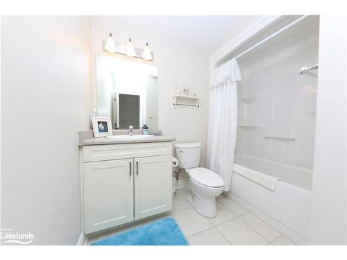 101-4 Lake Avenue, Haliburton, ON - Indoor Photo Showing Bathroom