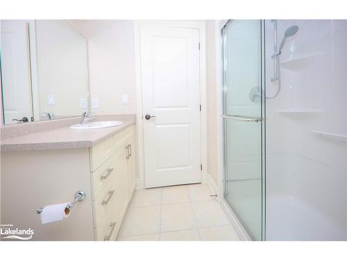 101-4 Lake Avenue, Haliburton, ON - Indoor Photo Showing Bathroom