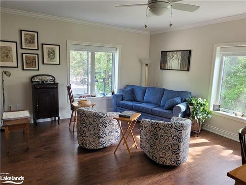 101-4 Lake Avenue, Haliburton, ON - Indoor Photo Showing Living Room