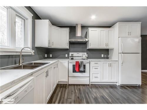 1010 Beard Farm Trail, Coldwater, ON - Indoor Photo Showing Kitchen With Double Sink