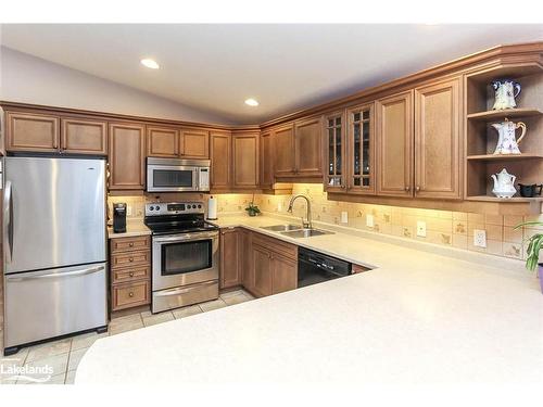 8 Pennsylvania Avenue, Wasaga Beach, ON - Indoor Photo Showing Kitchen With Double Sink