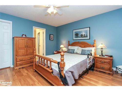 8 Pennsylvania Avenue, Wasaga Beach, ON - Indoor Photo Showing Bedroom