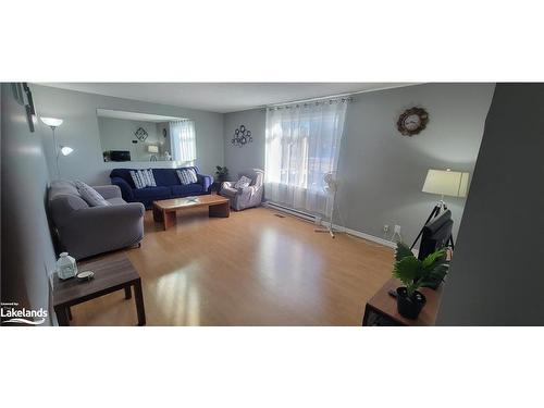 4-349 King Street, Midland, ON - Indoor Photo Showing Living Room