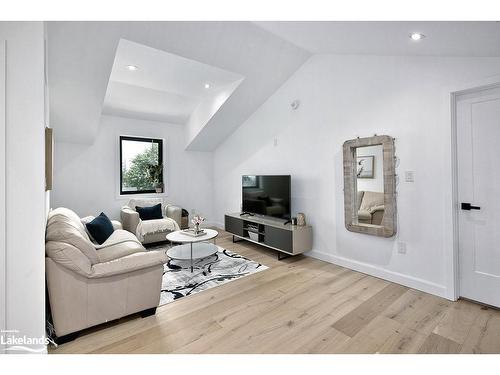 701 Sixth Street, Collingwood, ON - Indoor Photo Showing Living Room