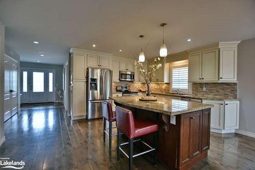 117 Stanley Street, Collingwood, ON - Indoor Photo Showing Kitchen With Upgraded Kitchen