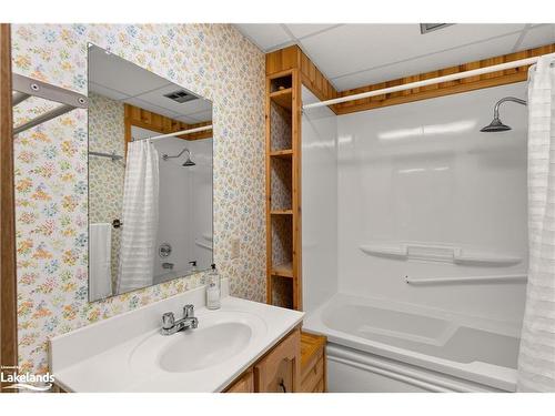 4428 Kawagama Lake Road, Dorset, ON - Indoor Photo Showing Bathroom
