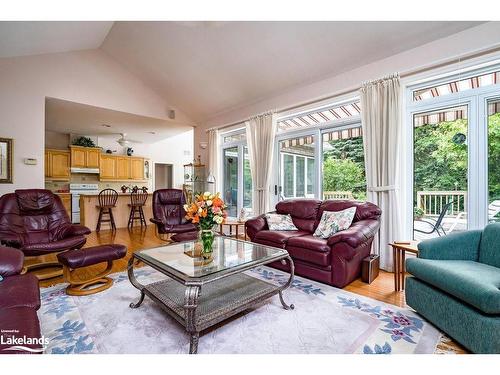 110 Aberdeen Court, The Blue Mountains, ON - Indoor Photo Showing Living Room