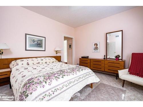 110 Aberdeen Court, The Blue Mountains, ON - Indoor Photo Showing Bedroom